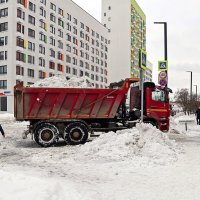 Снег вывозят самосвалами :: Валерий Иванович