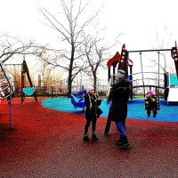 На детской площадке :: Юрий Гайворонскiий