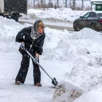 Женщина с упорством боролась со стихией. :: Анатолий. Chesnavik.