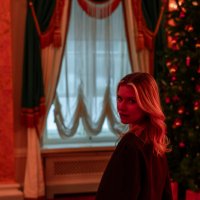 Девушка стоит в темном помещении :: Илья Шенгелия