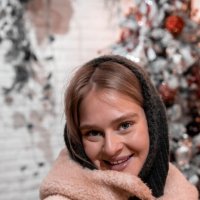 Девушка на фоне новогоднего декора :: Илья Шенгелия