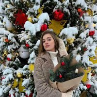 Девушка у Новогодней елки. :: Наталья ***