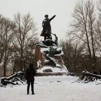 У памятника адмиралу Макарову :: Наталья Герасимова