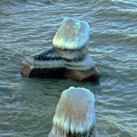 Надолбы в море :: Сергей Карачин