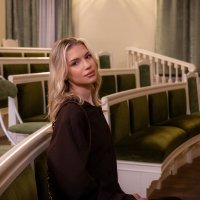 Девушка в пустом театре :: Илья Шенгелия