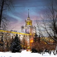 СПб. Дом со шпилем у Парка Победы. :: Виктор Орехов