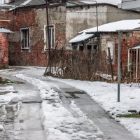 Старый двор, постройки 1900-19007 годов. Толшина кирпичной кладки 60 сантиметров :: Игорь Сикорский