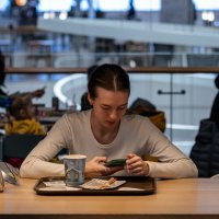 Девушка в торговом центре :: Илья Шенгелия