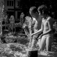 Купание в фонтане :: Андрей 