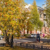 Ухта, осень в Старом Городе. Дом с аркой, как называем, самый "питерский") :: Николай Зиновьев