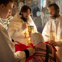 Причастие в сельском храме. :: Олег Семенов