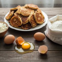 По моей фотографии творожных оладушек  ИИ выдал такой натюрморт :) :: Валерий Иванович