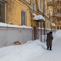 Около подъезда :: Александр Синдерёв