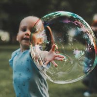 Девочка с мыльным пузырем №2 :: Владимир Чумакин