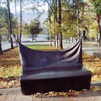 Скамеечка которую держат руки неизвестного :: Мариша 