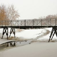 Мостик над зимней рекой :: Андрей Снегерёв