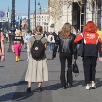 столько девчонок вокруг, а он в телефон уткнулся... :: zavitok *