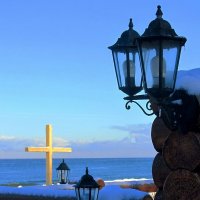 Поклонный крест на пляже :: Сергей Карачин