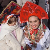 Мама с дочкой на Масленице :: Наталия Григорьева