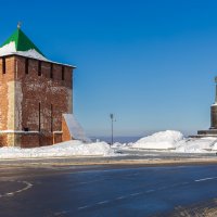 Георгиевская башня Нижегородского Кремля и памятник Чкалову В.П. :: Александр Синдерёв