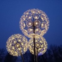 Уличный светильник "Одуванчики" :: Елена Сухорученкова