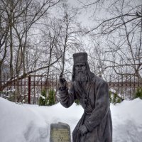 Памятник святому преподобному Серафиму Саровскому :: Andrey Lomakin