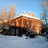 на зимних улицах города :: Сергей Кочнев