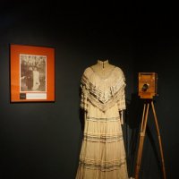 платье визитное (реконструкция 2011) / штатив-треножник 1880-90 / фотокамера дорожная 1880-90 :: zavitok *