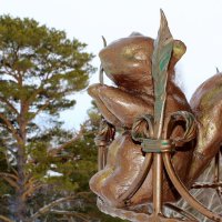 Белочка в оформлении ограждения "Хозяина горы" :: Татьяна Лютаева