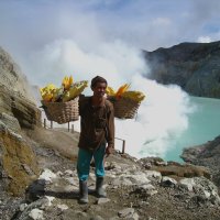 Переноска серы на вулкане Иджен. :: unix (Илья Утропов)