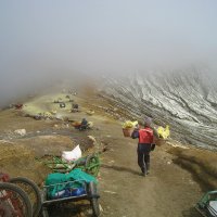 Тележки для транспортировки серы на кромке кратера вулкана Иджен. :: unix (Илья Утропов) Тележки для транспортировки серы на кромке кратера вулкана Иджен. :: unix (Илья Утропов)