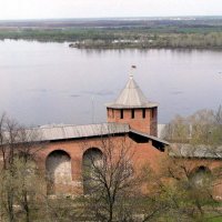 Весенняя Волга у Белой башни Нижегородского кремля :: Михаил Андреев
