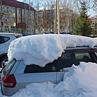 Март...Авто вытаивает из снежного сугроба! :: Владимир 