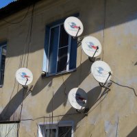 Столовый сервиз на пять персон, раздача лапши круглосуточно. :: Егор Бабанов