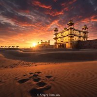 Золотой дворец среди песков Раджастхана освещенный закатным светом :: Сергей Ионников