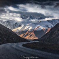 Извилистая дорога ведущая к заснеженным вершинам Гималаев в Индии :: Сергей Ионников