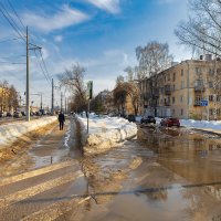Март в городе :: Александр Синдерёв