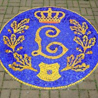 Мозаичное полотно с монограммой королевы Луизы :: Сергей Карачин