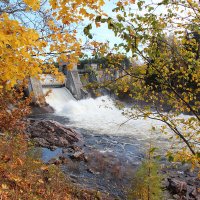 Буйство воды в осенних оттенках :: Сергей Сомихин