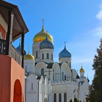 На территории монастыря :: Дмитрий Балашов