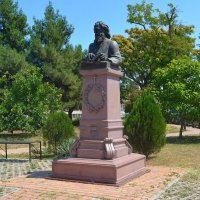 Керчь. Памятник Валентину  Феликсовичу Войно-Ясенецкому, архиепископу Луке. :: Пётр Чернега