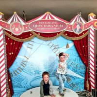 В фойе цирка :: Ольга Довженко