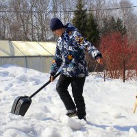 Дачная забота в апреле - раскидать снег! :: Татьяна Лютаева Дачная забота в апреле - раскидать снег! :: Татьяна Лютаева