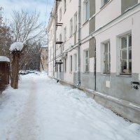 Около дома :: Александр Синдерёв