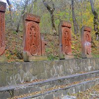 Кресты по дороге в храм Сурб Ншан в монастыре Сурб-Хач (Святой Крест) :: Татьяна Лютаева