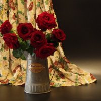 Розы в металлическом кувшине... :: Татьяна Гнездилова