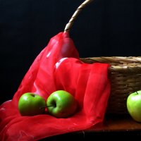 Яблоки зелёные на красном... :: Татьяна Гнездилова