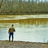 Май...Рыбак на протоке Сингапайская :: Владимир 