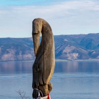 Тотемный столб на фоне озера Байкал. :: Любовь Сахарова
