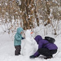 Лепят апрельского снеговика :: Александр Синдерёв